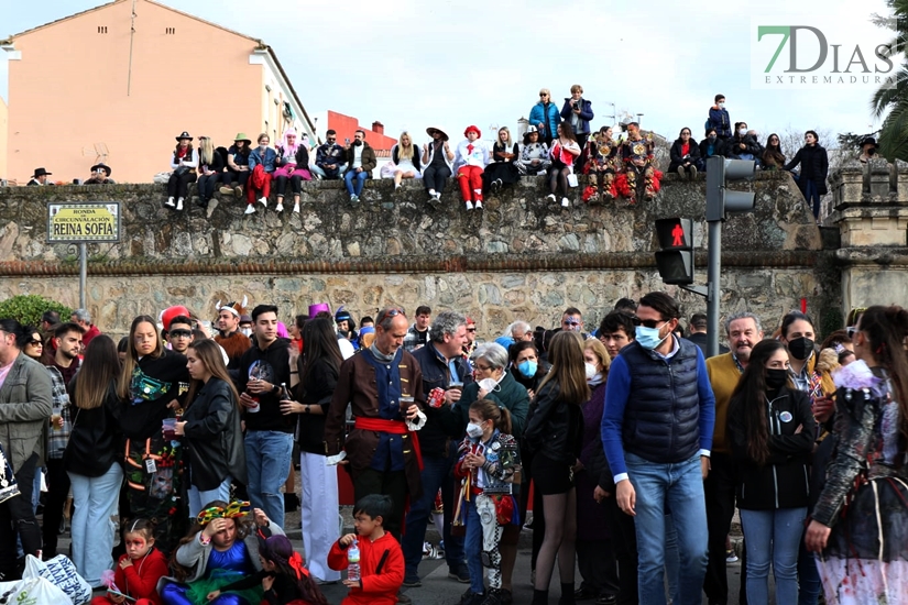 Gran ambiente en las calles de Badajoz para celebrar el regreso del Carnaval