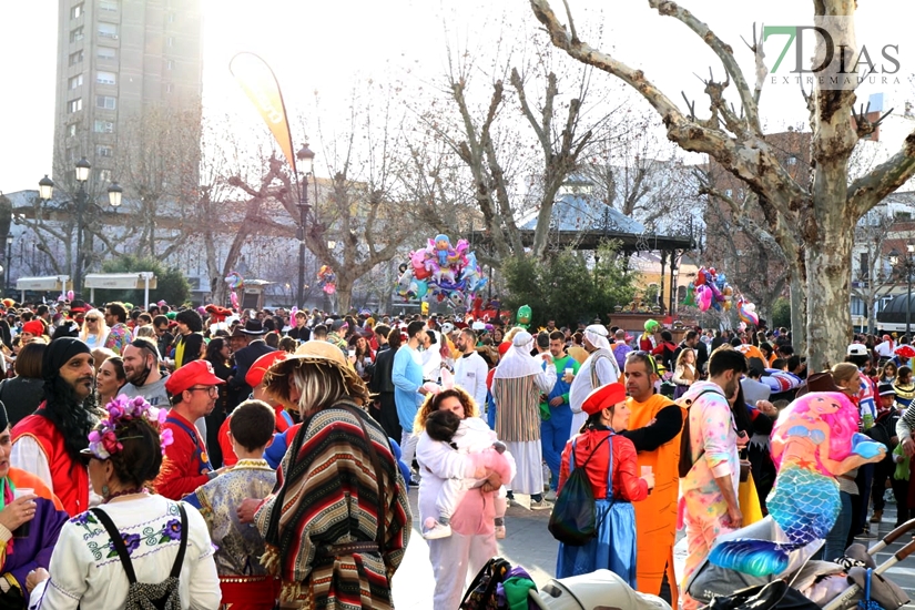 Gran ambiente en las calles de Badajoz para celebrar el regreso del Carnaval