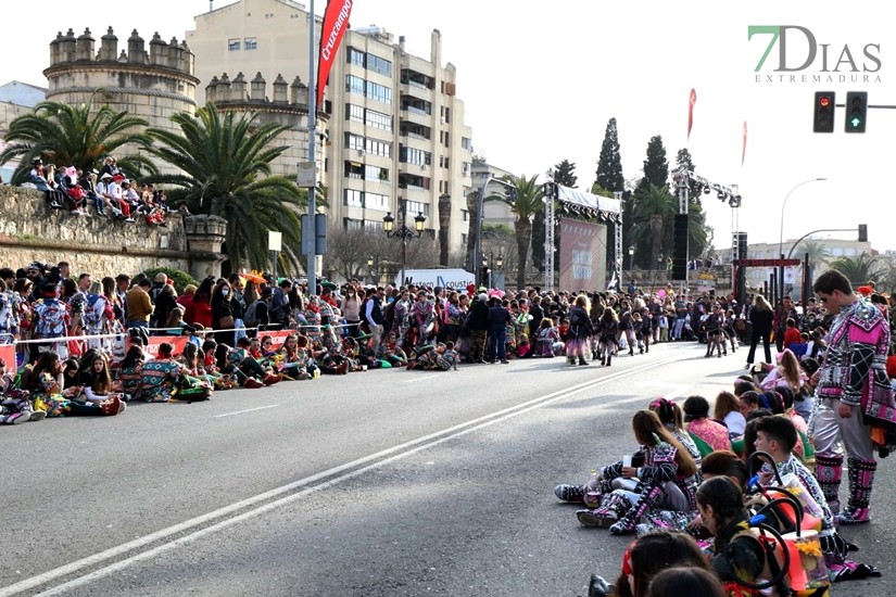 Gran ambiente en las calles de Badajoz para celebrar el regreso del Carnaval