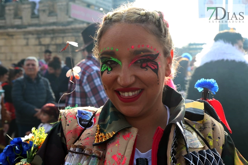 Gran ambiente en las calles de Badajoz para celebrar el regreso del Carnaval