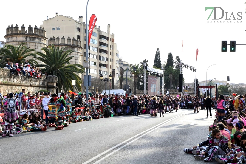 Gran ambiente en las calles de Badajoz para celebrar el regreso del Carnaval