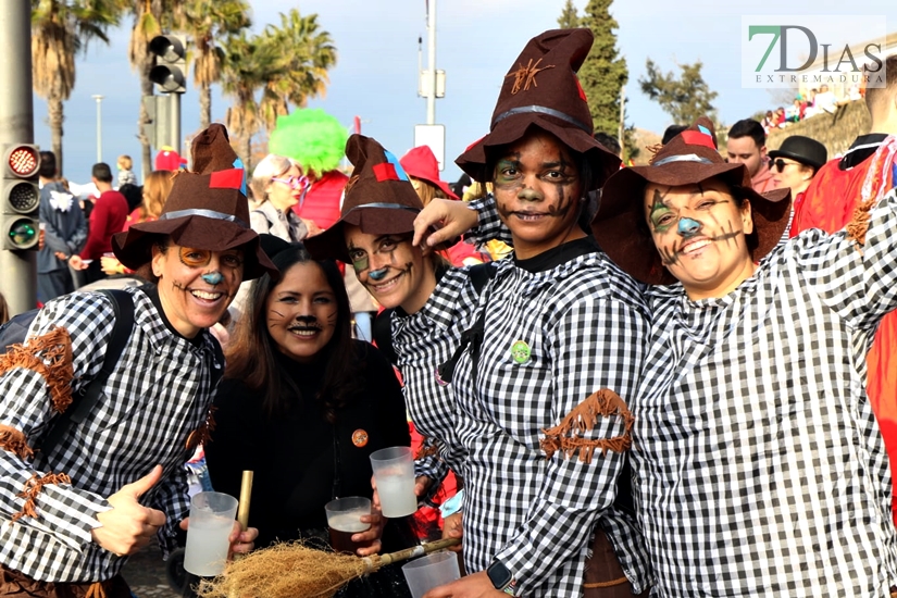 Gran ambiente en las calles de Badajoz para celebrar el regreso del Carnaval