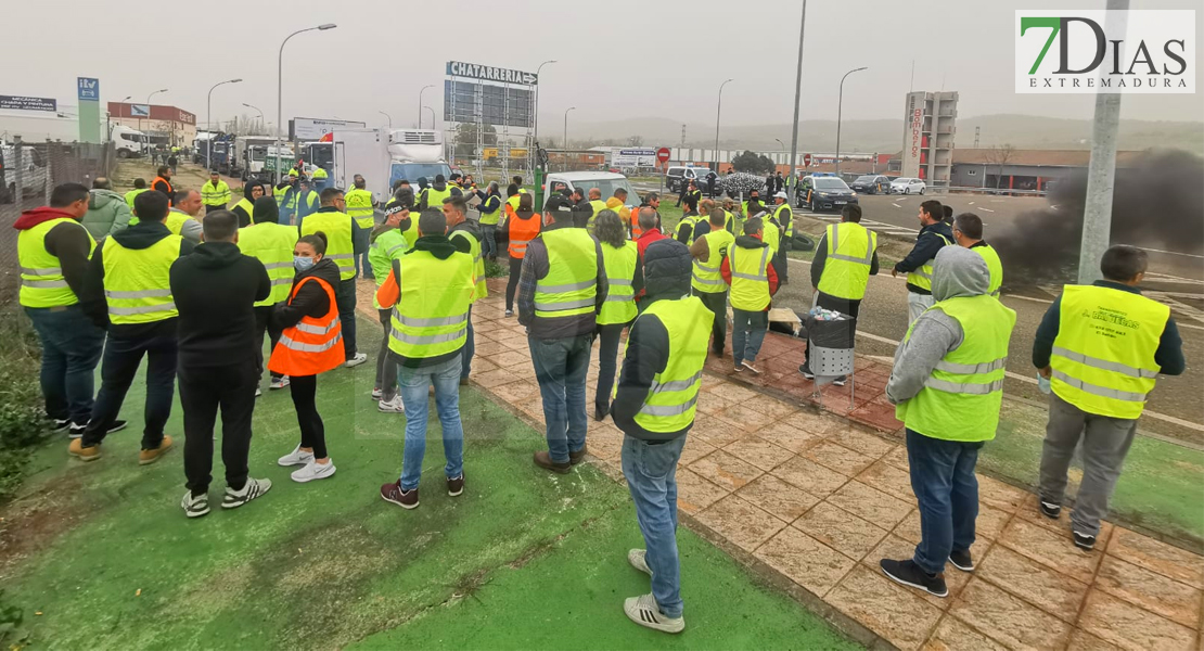 Imágenes de los piquetes en la N-630 en el término municipal de Plasencia