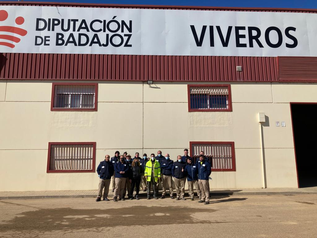 La escuela profesional “Montijo te cuida V” vista el Vivero Provincial de la Diputación de Badajoz