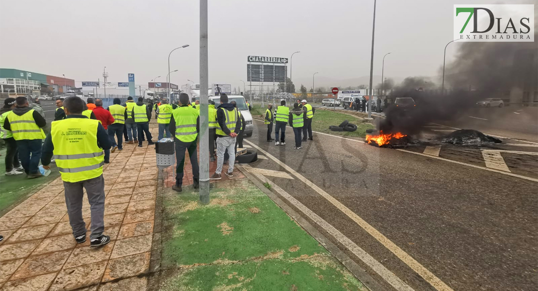 Imágenes de los piquetes en la N-630 en el término municipal de Plasencia