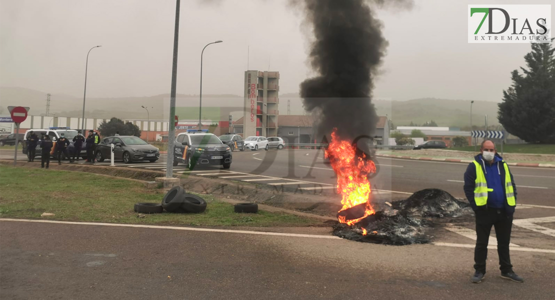 Imágenes de los piquetes en la N-630 en el término municipal de Plasencia