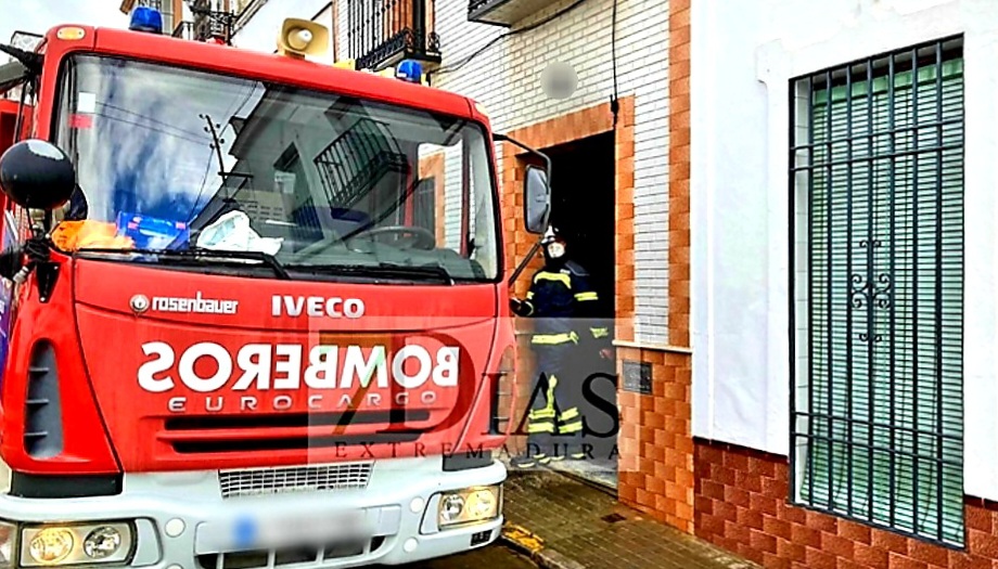 Bomberos del CPEI actúan en un incendio de vivienda en Los Santos de Maimona (BA)