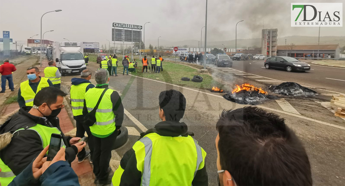 Imágenes de los piquetes en la N-630 en el término municipal de Plasencia