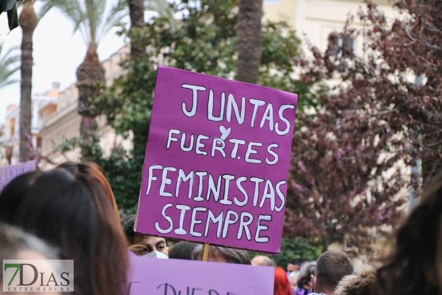 El 8M moviliza a miles de personas en Badajoz