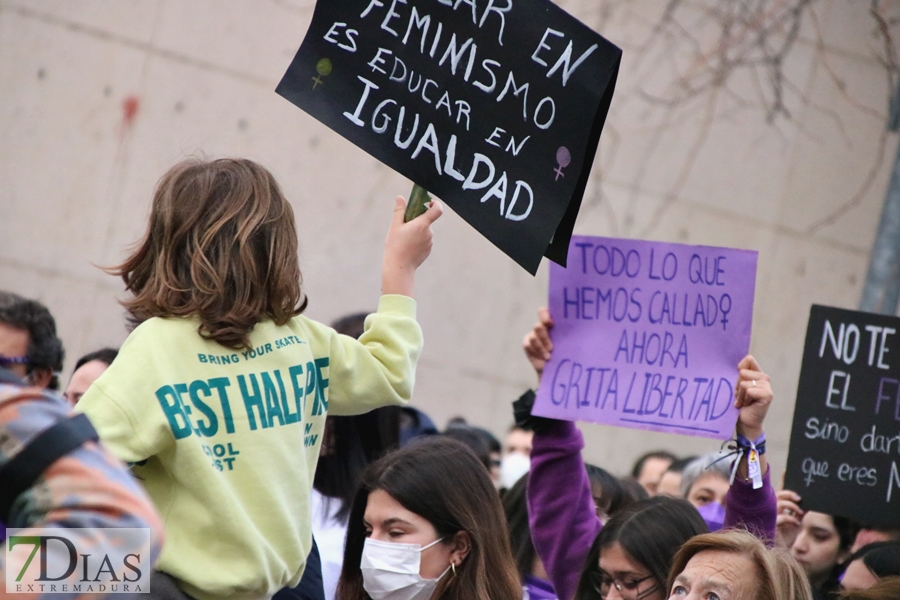 El 8M moviliza a miles de personas en Badajoz