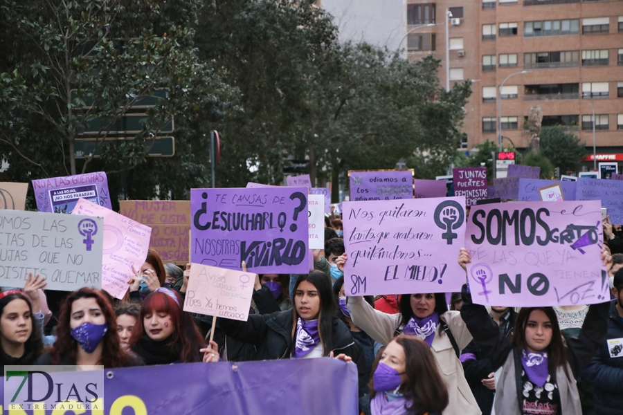 El 8M moviliza a miles de personas en Badajoz