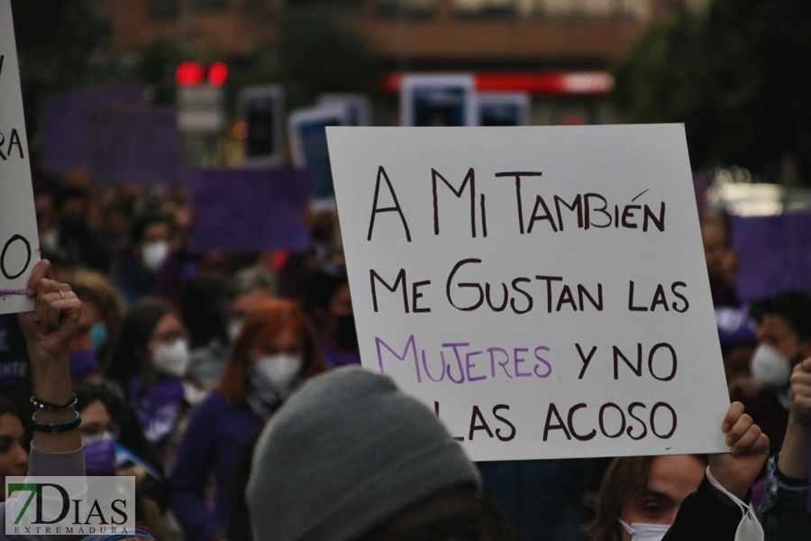 El 8M moviliza a miles de personas en Badajoz