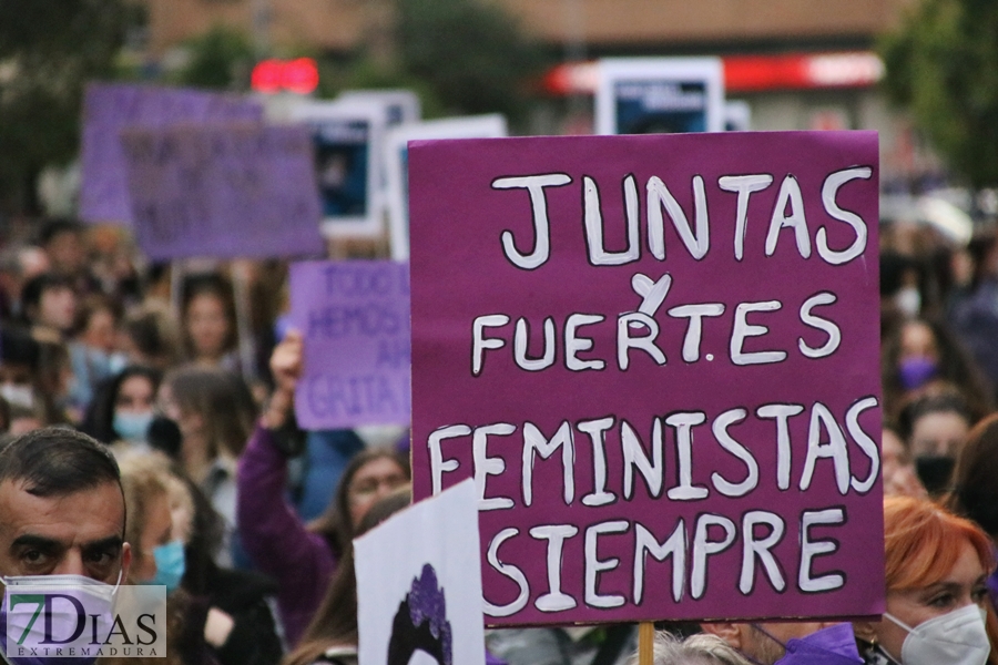 El 8M moviliza a miles de personas en Badajoz