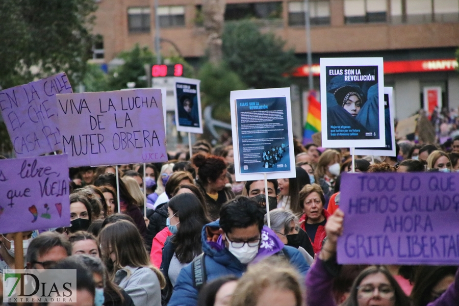 El 8M moviliza a miles de personas en Badajoz