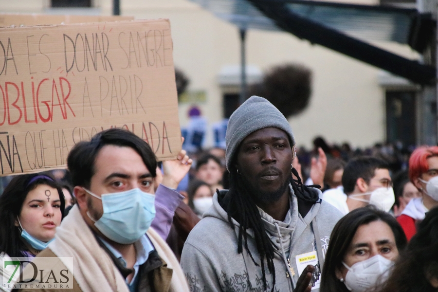 El 8M moviliza a miles de personas en Badajoz