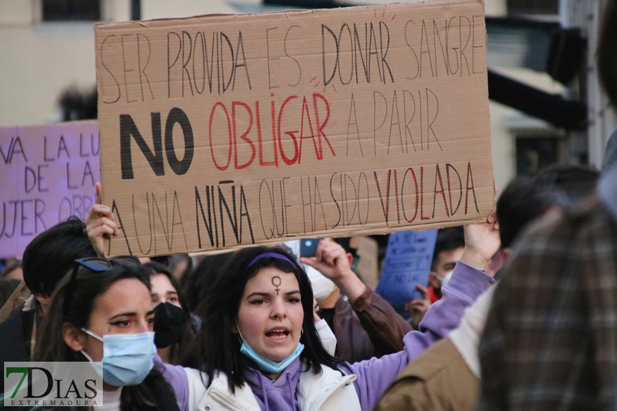 El 8M moviliza a miles de personas en Badajoz