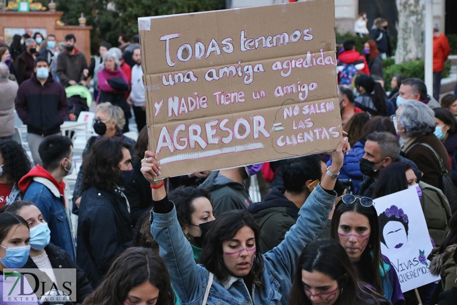 El 8M moviliza a miles de personas en Badajoz