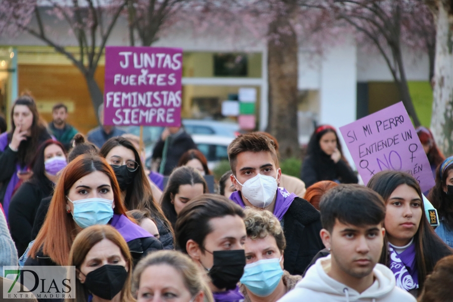 El 8M moviliza a miles de personas en Badajoz