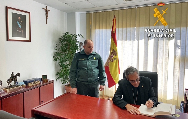 El arzobispo Castrense visita la Comandancia de la Guardia Civil de Cáceres