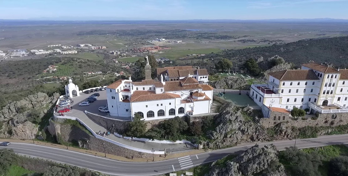 Una Extremadura Digna: “Vara se empeña en destrozar la montaña de Cáceres”