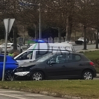 Accidente vial en la rotonda de la carretera de Valverde (Badajoz)