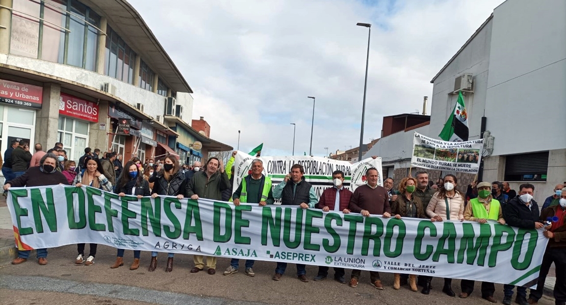 Más de 2.000 agricultores y ganaderos exigen soluciones para el campo extremeño