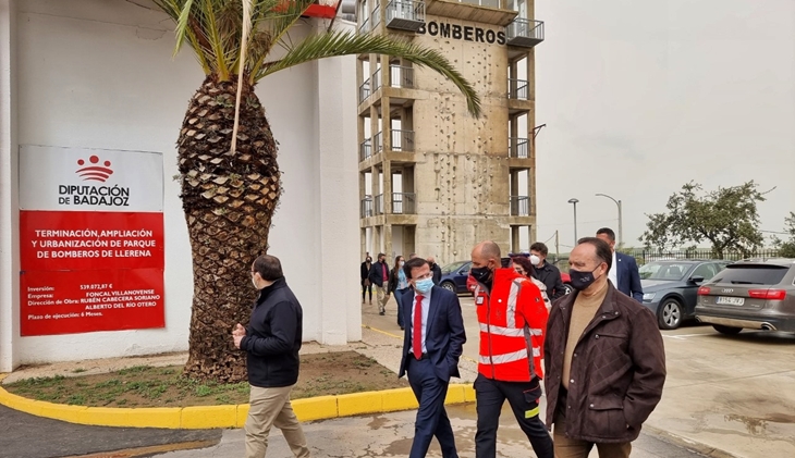 Los bomberos regresan al parque de Llerena