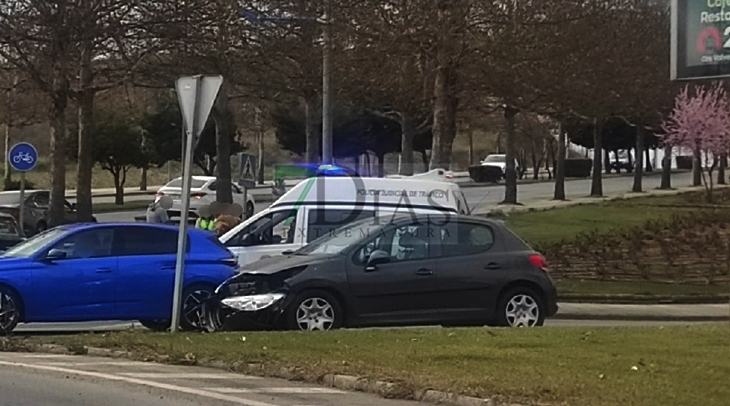 Accidente vial en la rotonda de la carretera de Valverde (Badajoz)