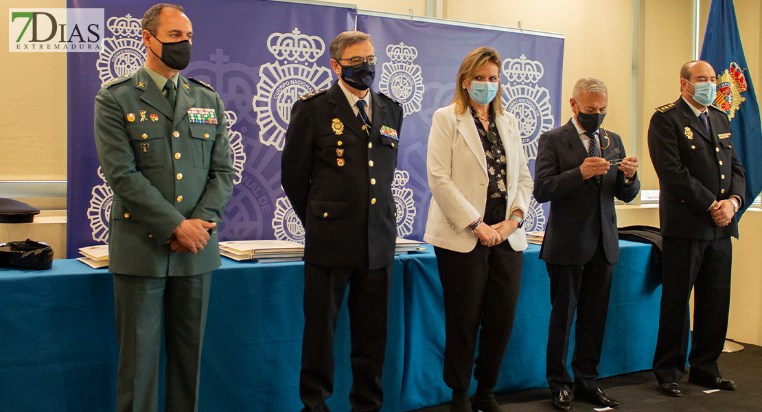 Acto de entrega de diplomas a jubilados de la Policía Nacional en Badajoz