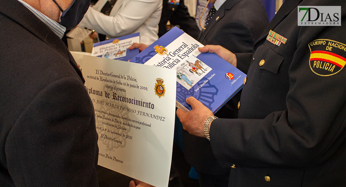 Acto de entrega de diplomas a jubilados de la Policía Nacional en Badajoz