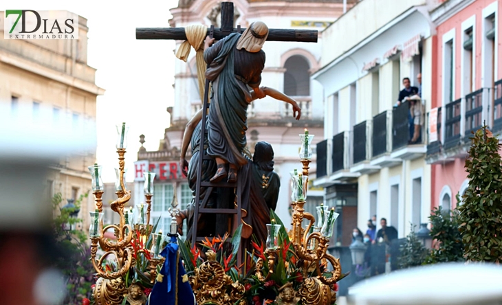 El Miércoles Santo procesiona por las calles de Badajoz bajo un sol espléndido