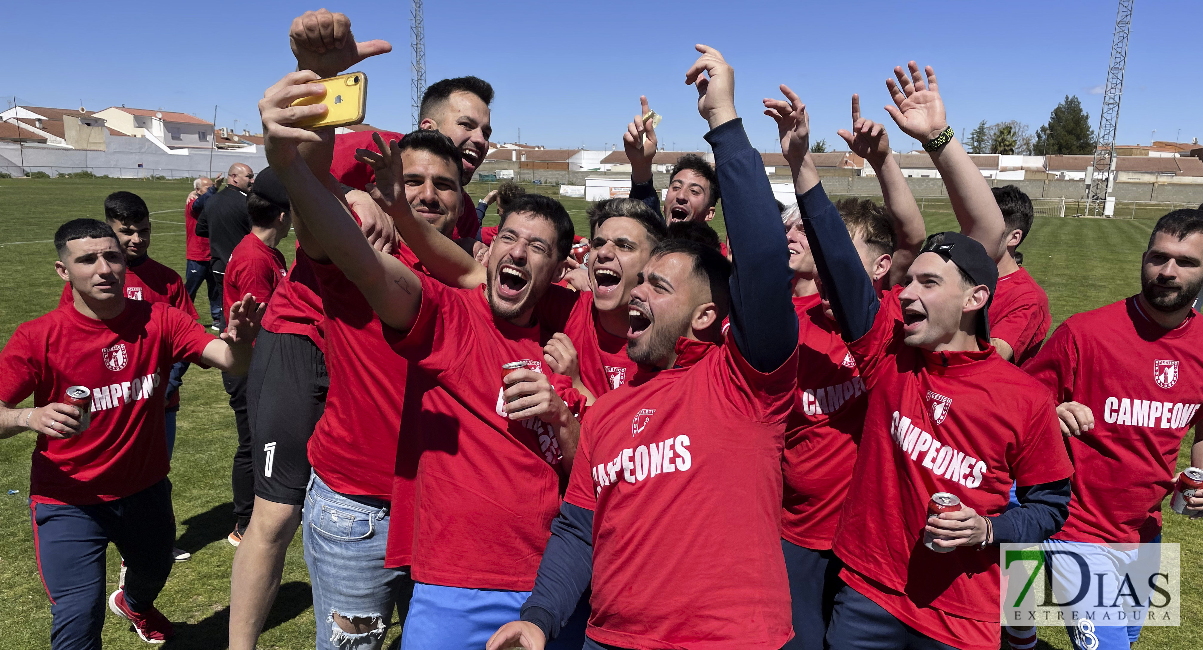 El Atlético Pueblonuevo celebra el ascenso