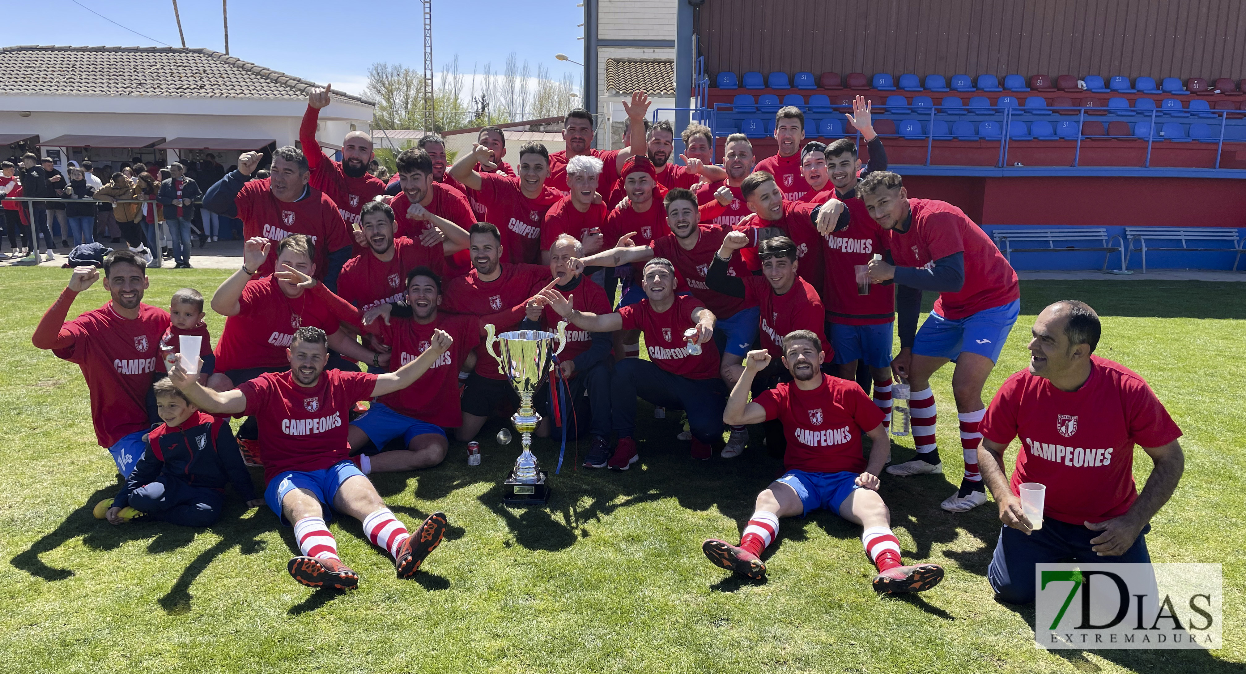 El Atlético Pueblonuevo celebra el ascenso