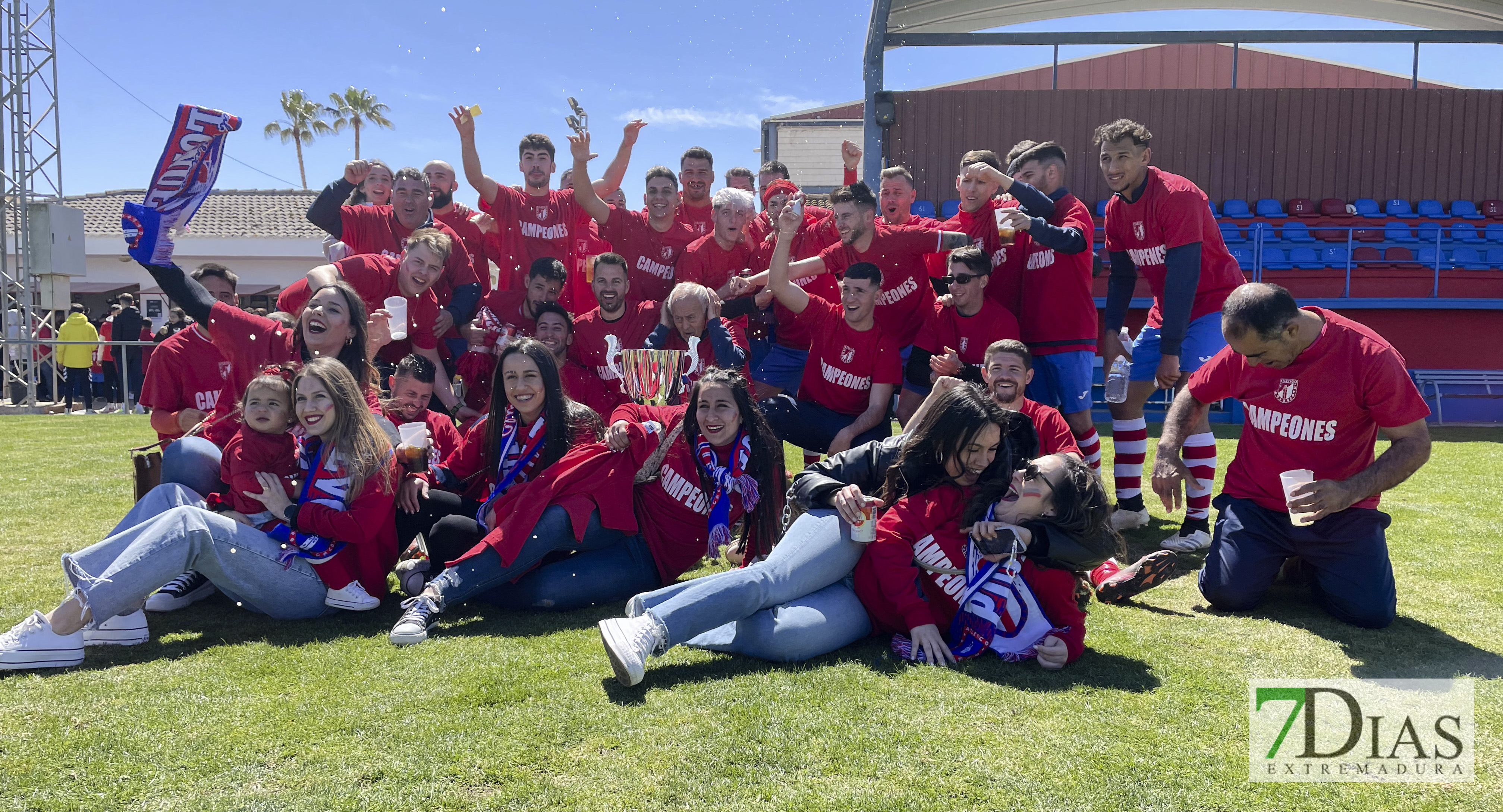 El Atlético Pueblonuevo celebra el ascenso