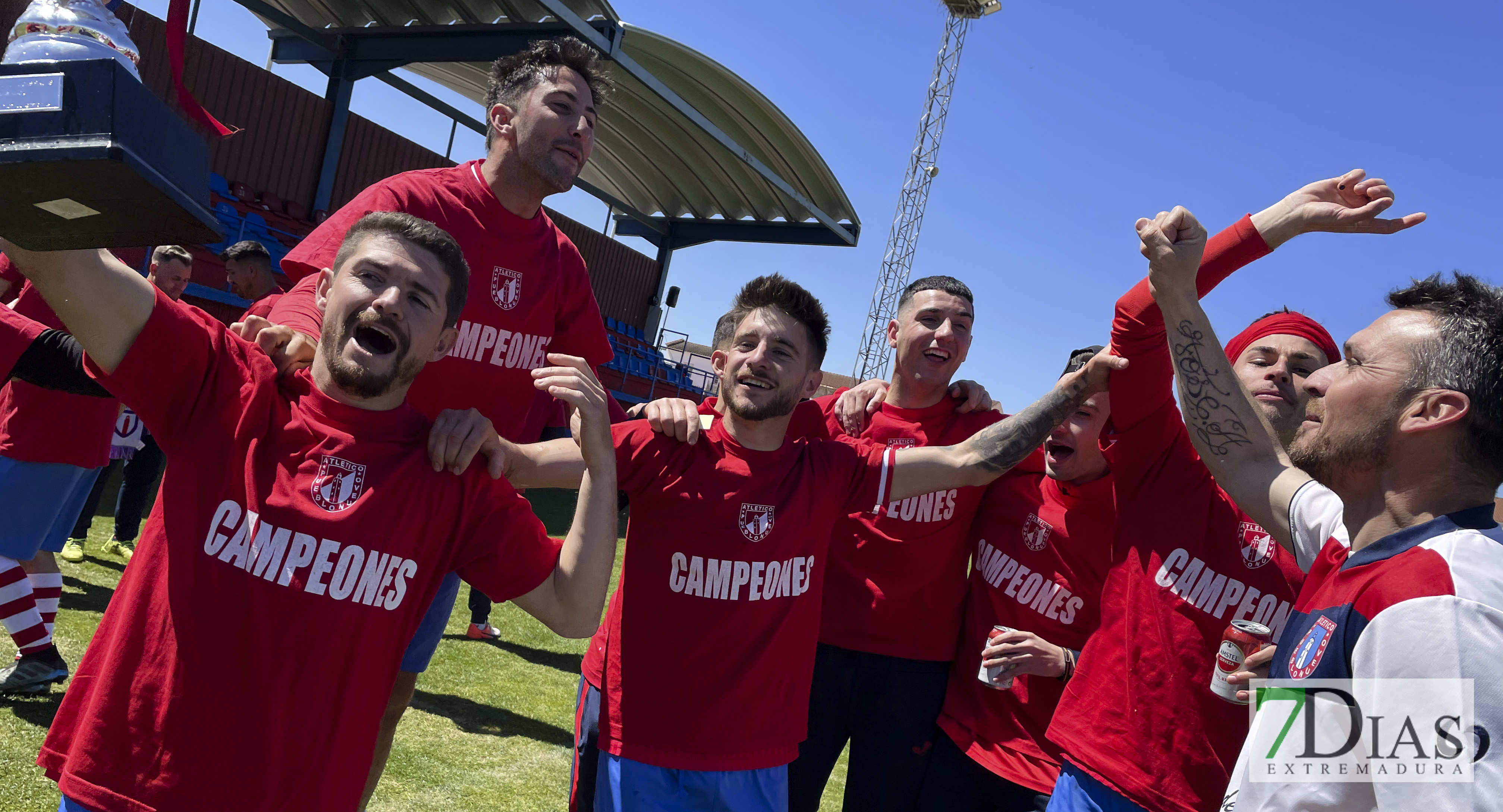 El Atlético Pueblonuevo celebra el ascenso