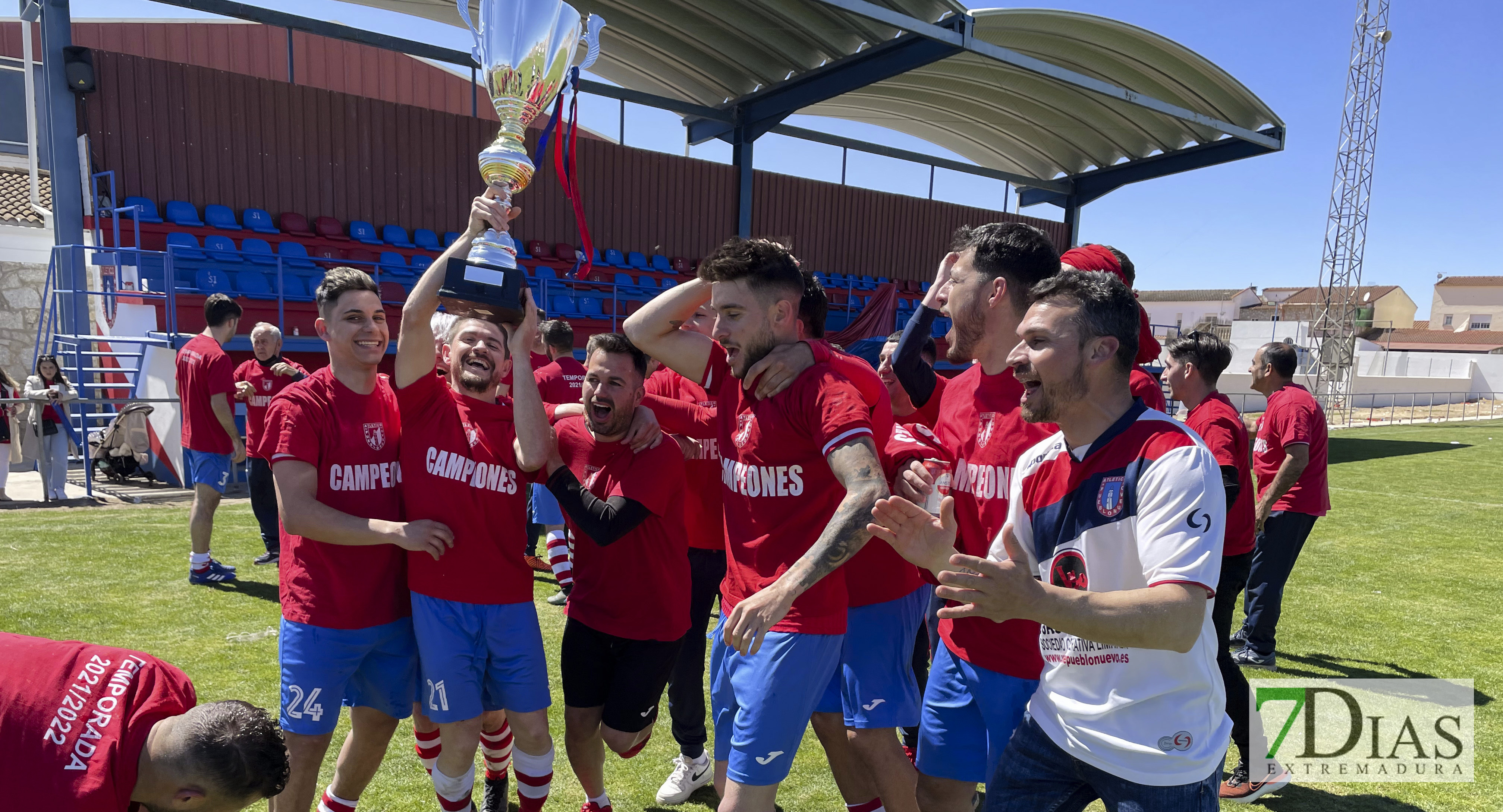 El Atlético Pueblonuevo celebra el ascenso