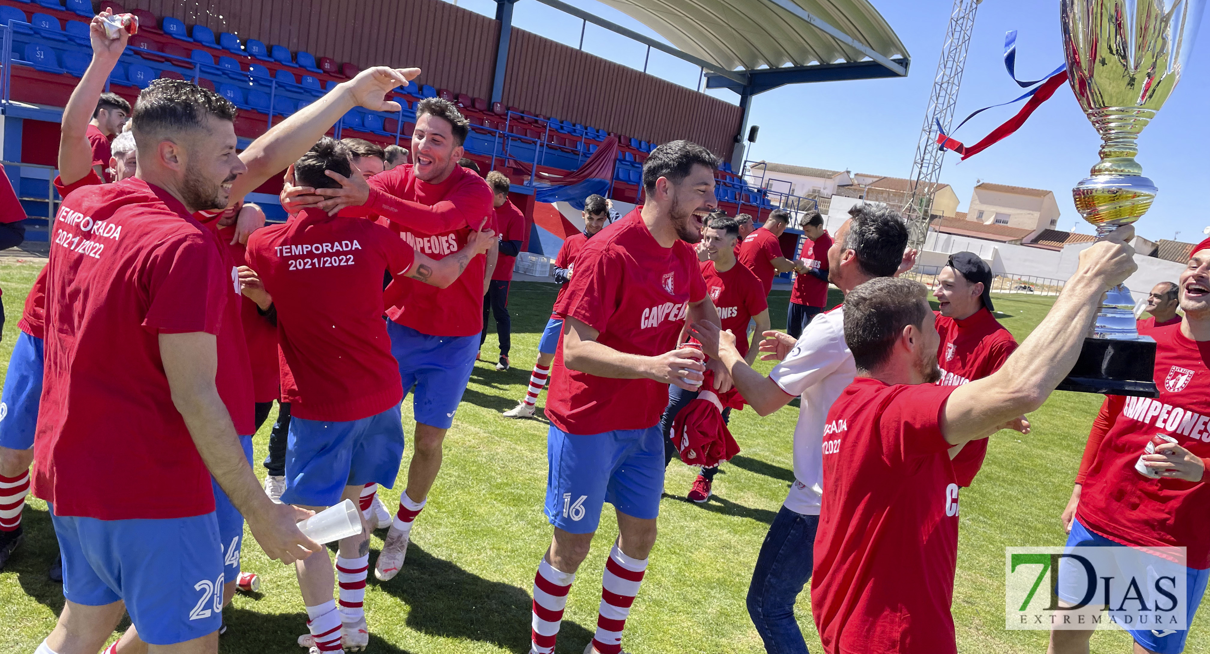 El Atlético Pueblonuevo celebra el ascenso