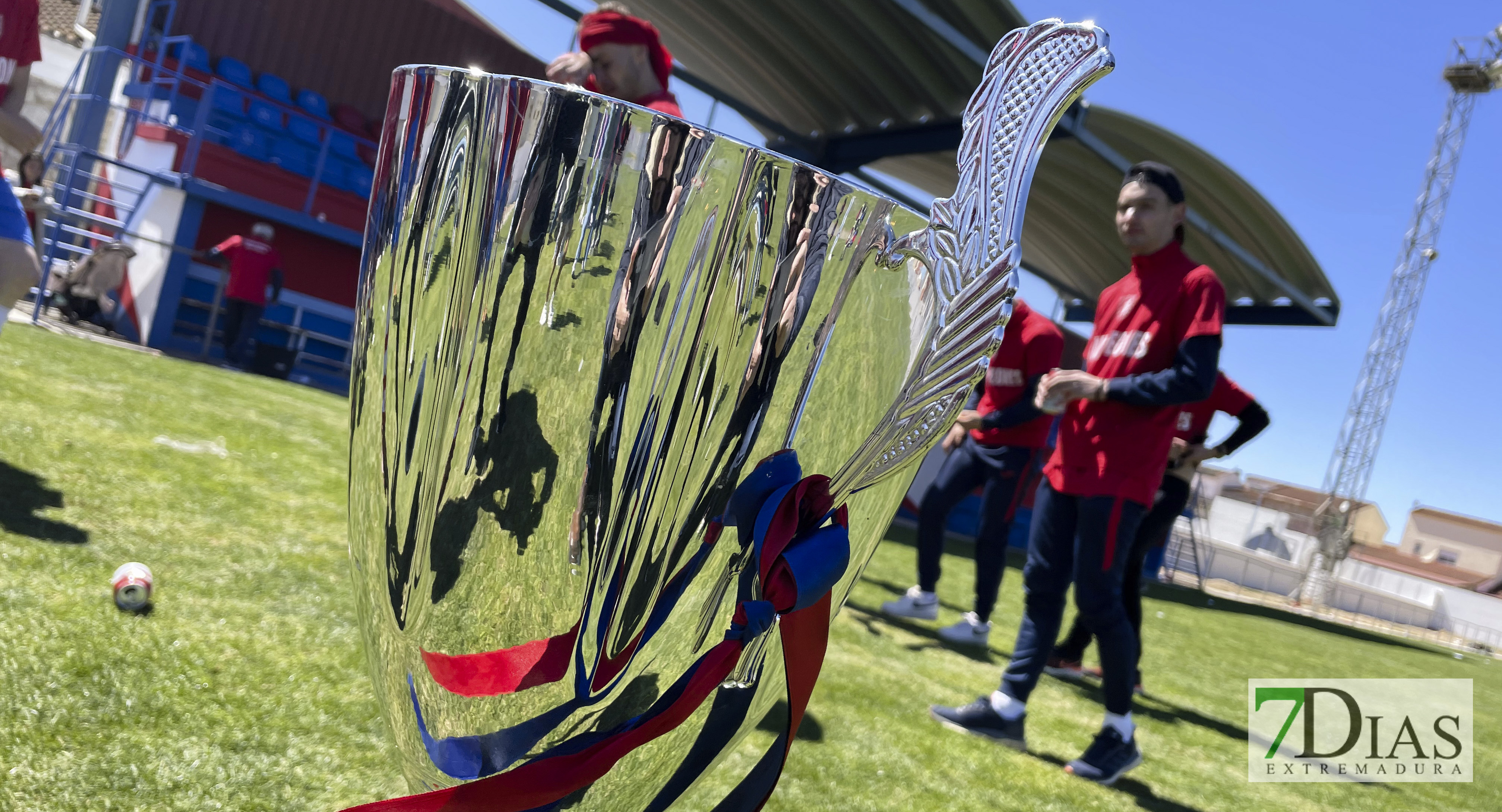 El Atlético Pueblonuevo celebra el ascenso