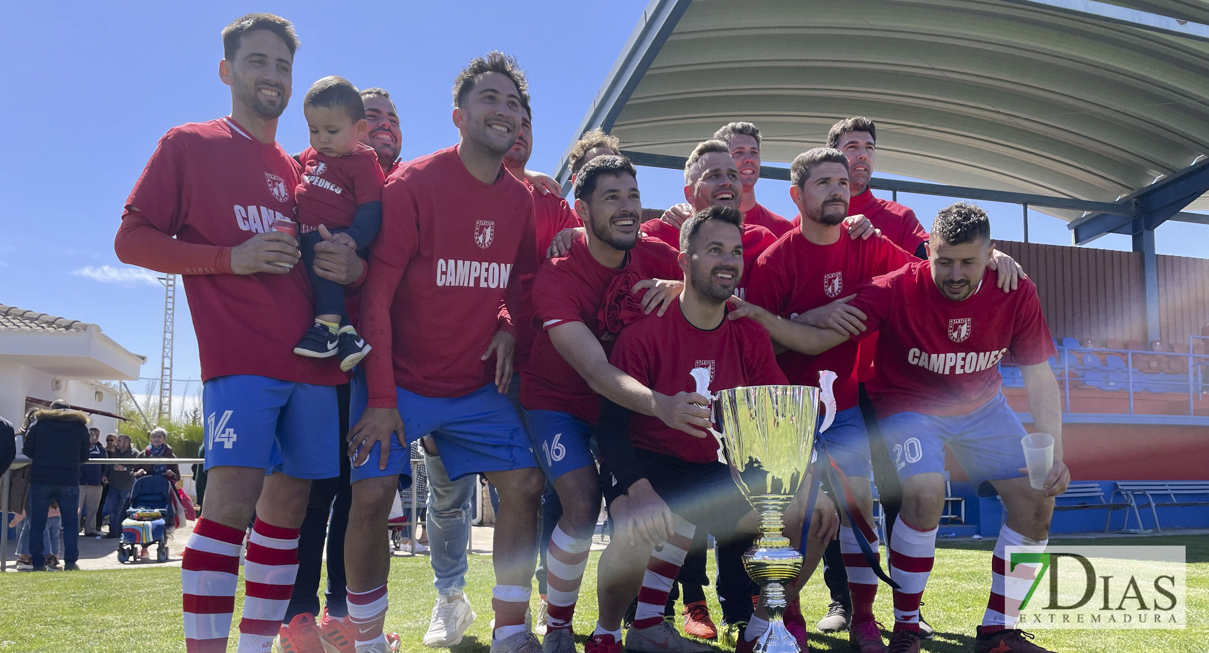 El Atlético Pueblonuevo celebra el ascenso