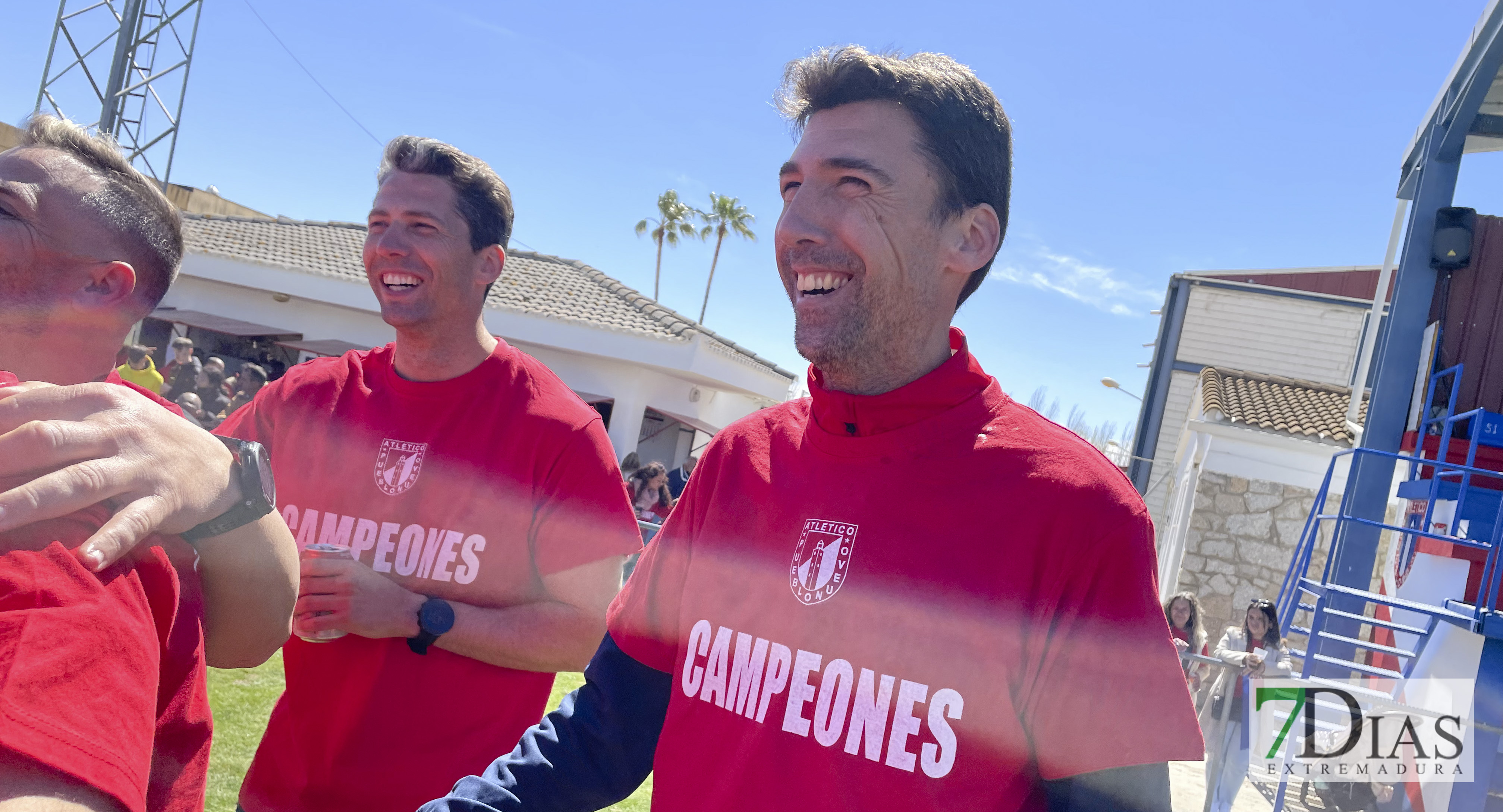 El Atlético Pueblonuevo celebra el ascenso