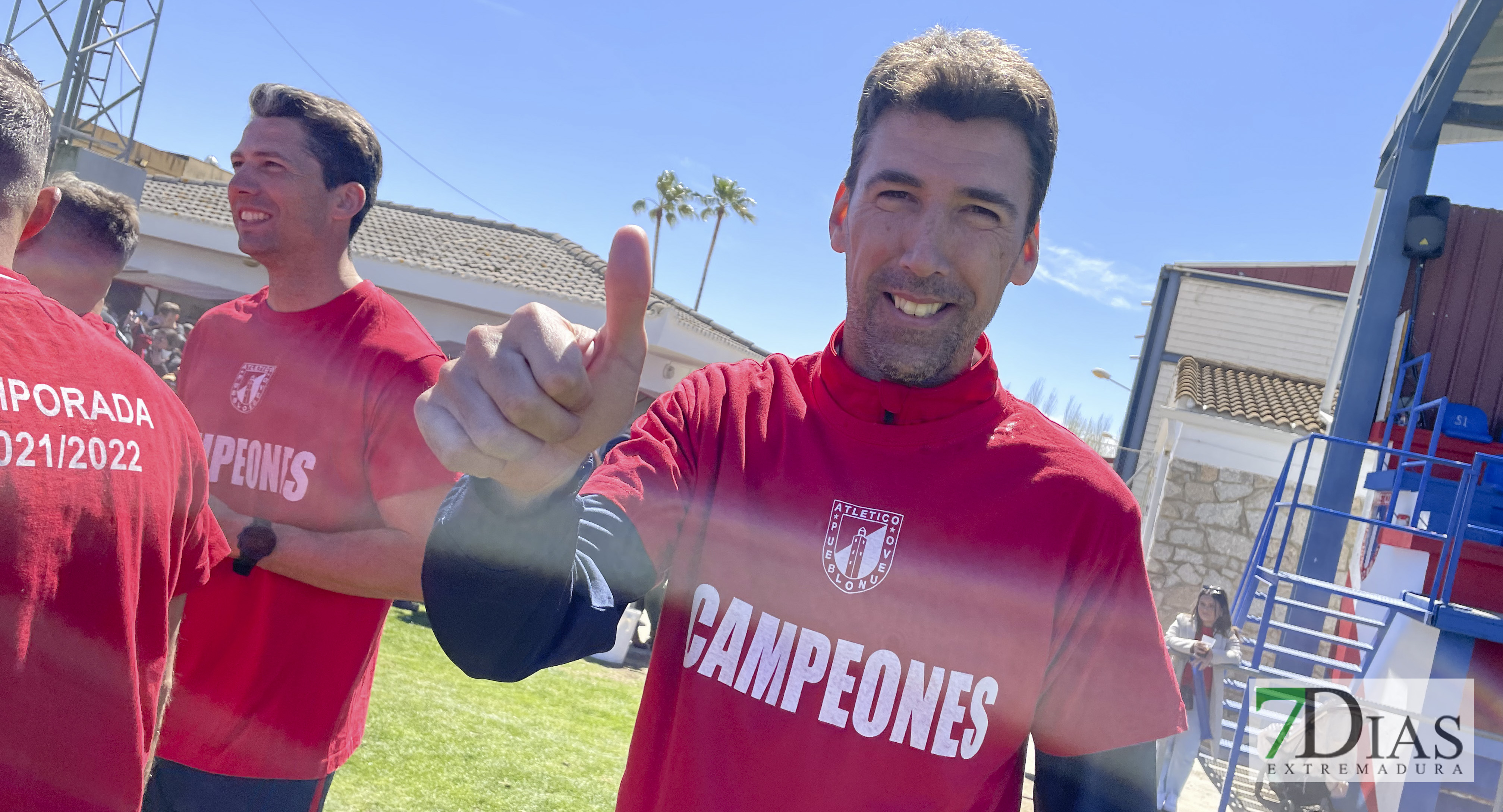 El Atlético Pueblonuevo celebra el ascenso