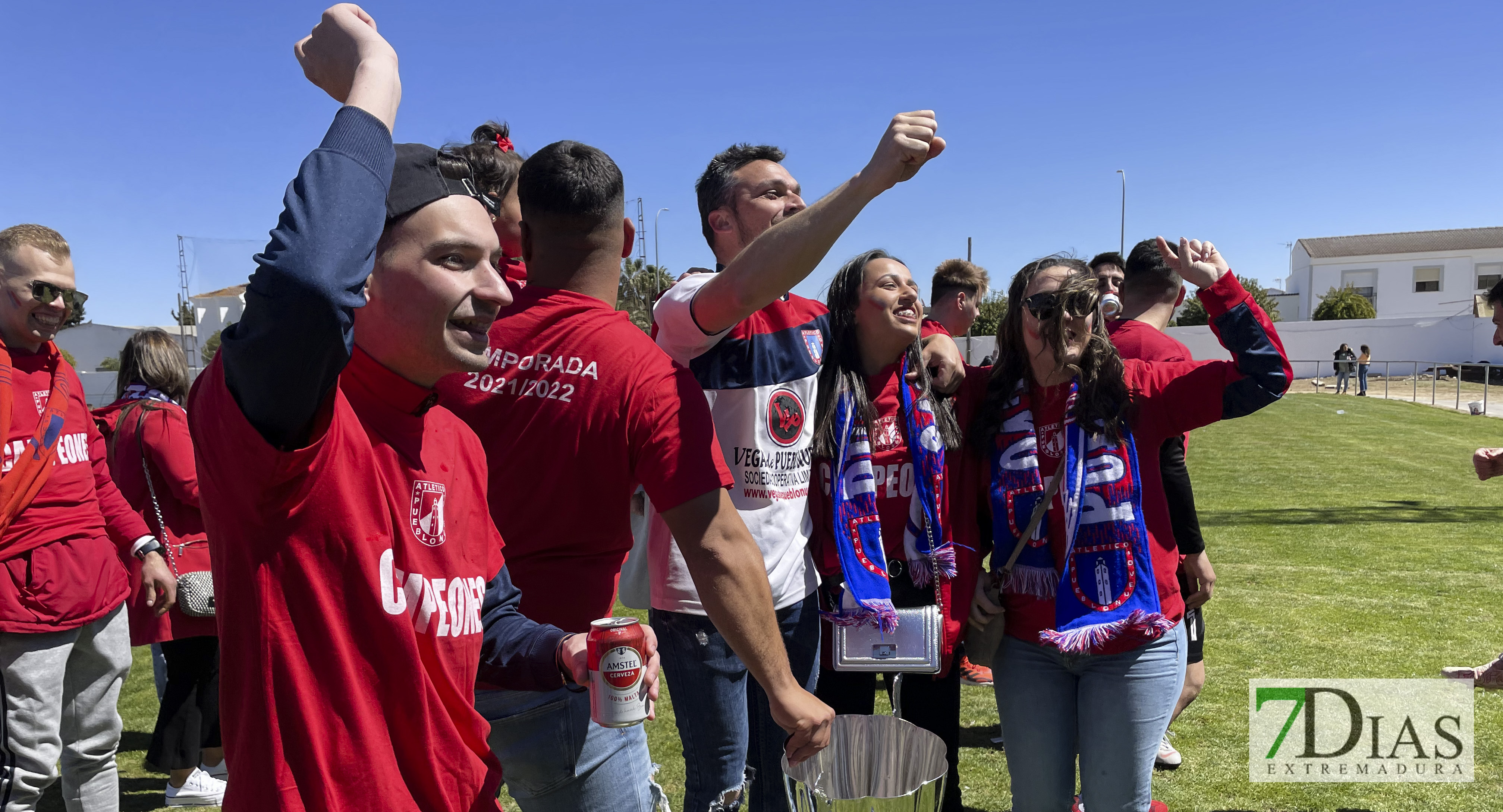 El Atlético Pueblonuevo celebra el ascenso