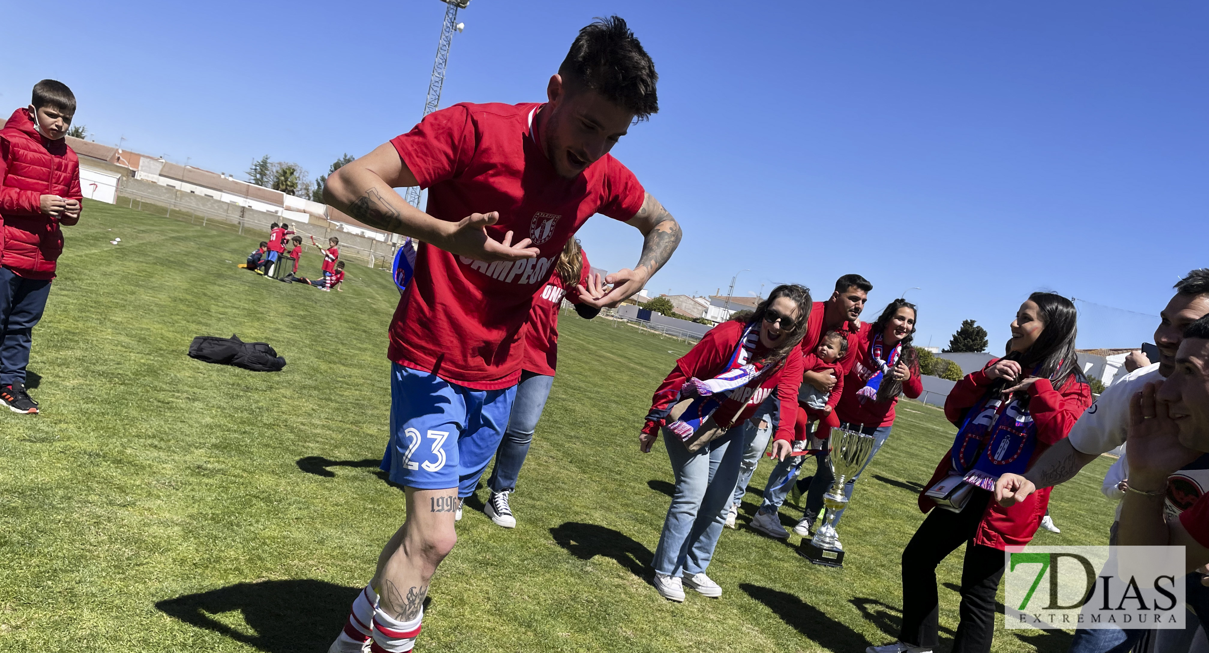 El Atlético Pueblonuevo celebra el ascenso