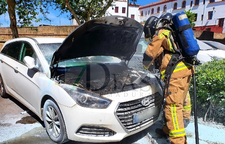 Los bomberos trabajan en varias salidas el Jueves Santo en Badajoz