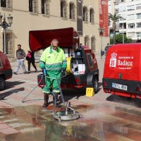 Tres nuevas máquinas dejarán como nuevos los suelos de Badajoz