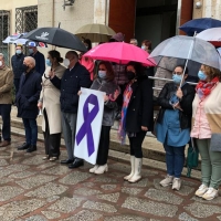 Minuto de silencio por dos nuevas víctimas de violencia de género, una de ellas un niño