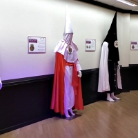 El Corte Inglés acoge una exposición de trajes de la Semana Santa pacense