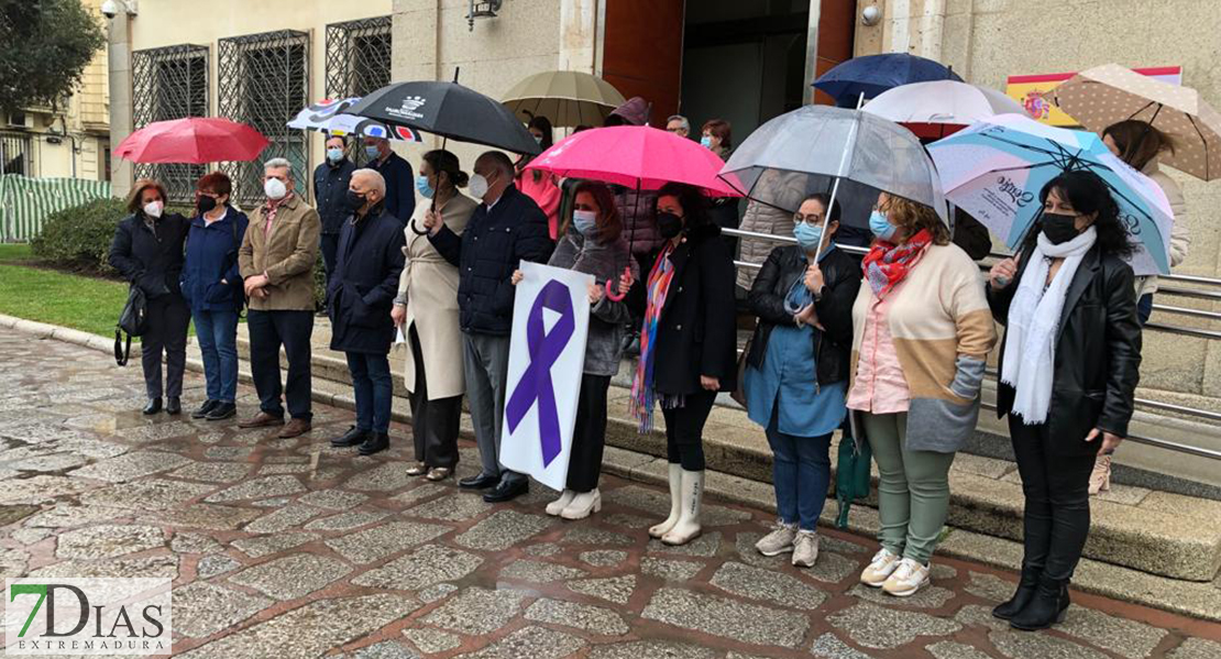 Minuto de silencio por dos nuevas víctimas de violencia de género, una de ellas un niño