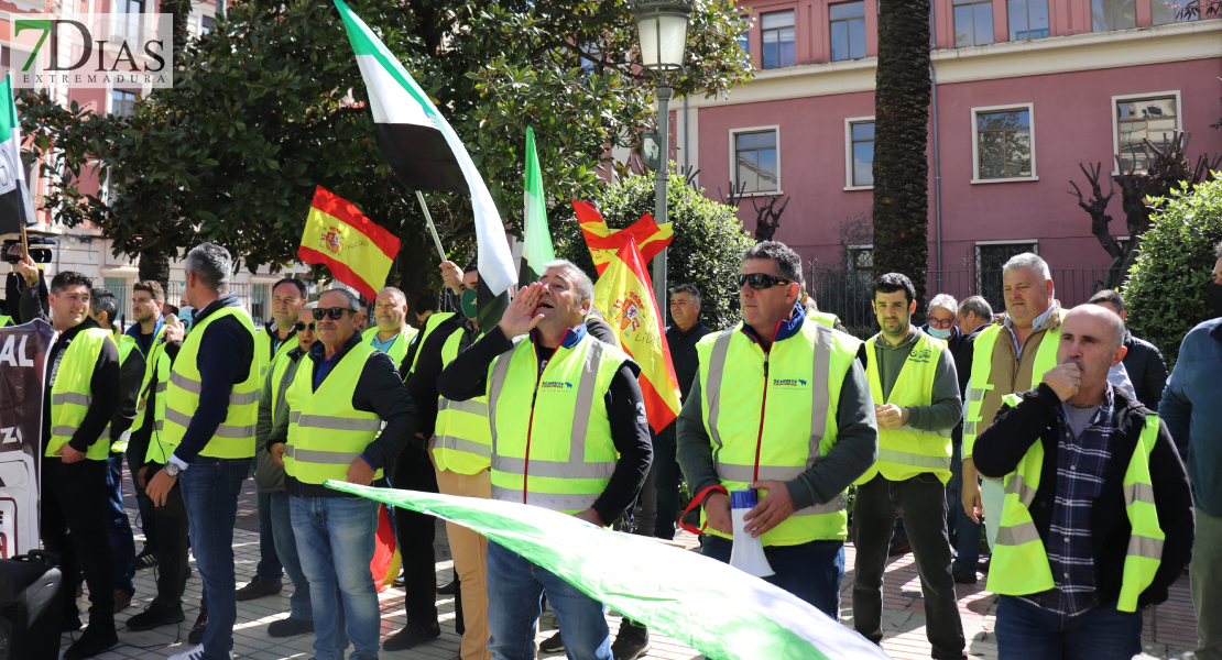 REPOR - Transportistas se manifiestan frente a Delegación del Gobierno en Badajoz