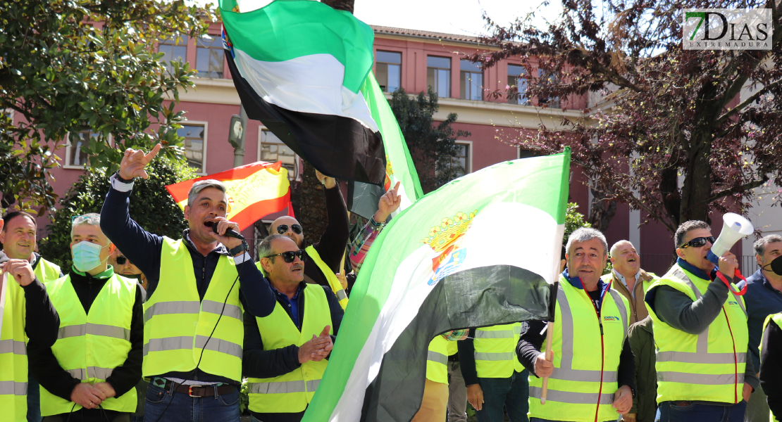 REPOR - Transportistas se manifiestan frente a Delegación del Gobierno en Badajoz